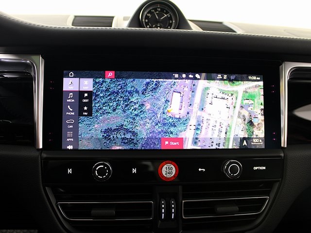 2025 Porsche Macan S photo 17