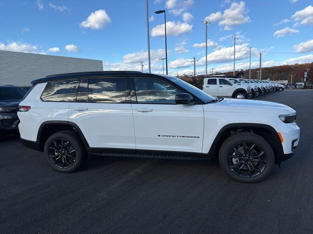 2025 Jeep Grand Cherokee Limited photo 2