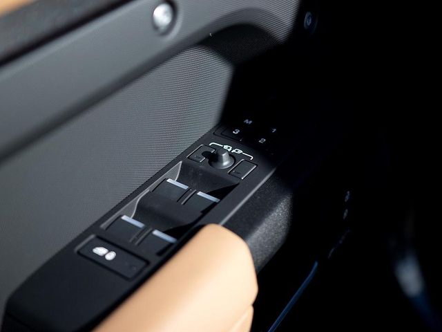 2025 Land Rover Defender 110 V8 photo 16