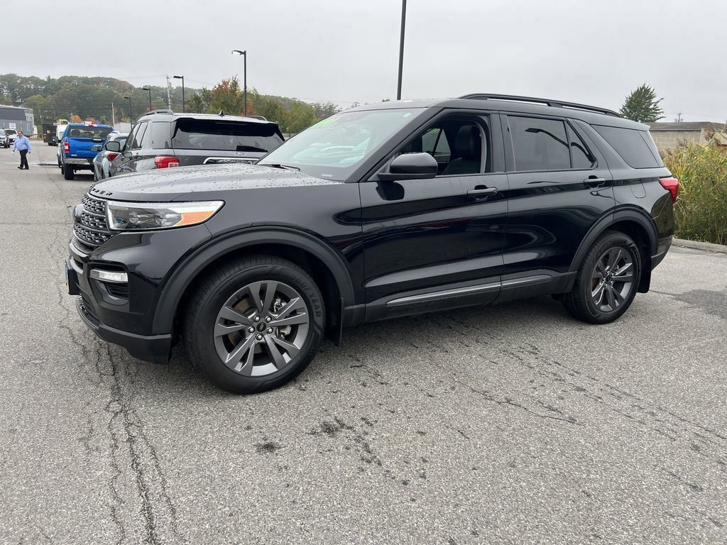 2023 Ford Explorer XLT Sport photo 2
