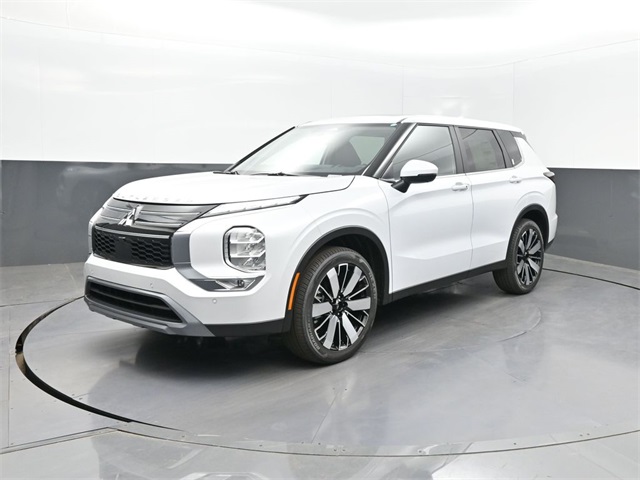 2025 Mitsubishi Outlander SE's photo
