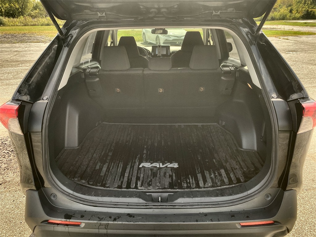2019 Toyota RAV4 LE photo 17