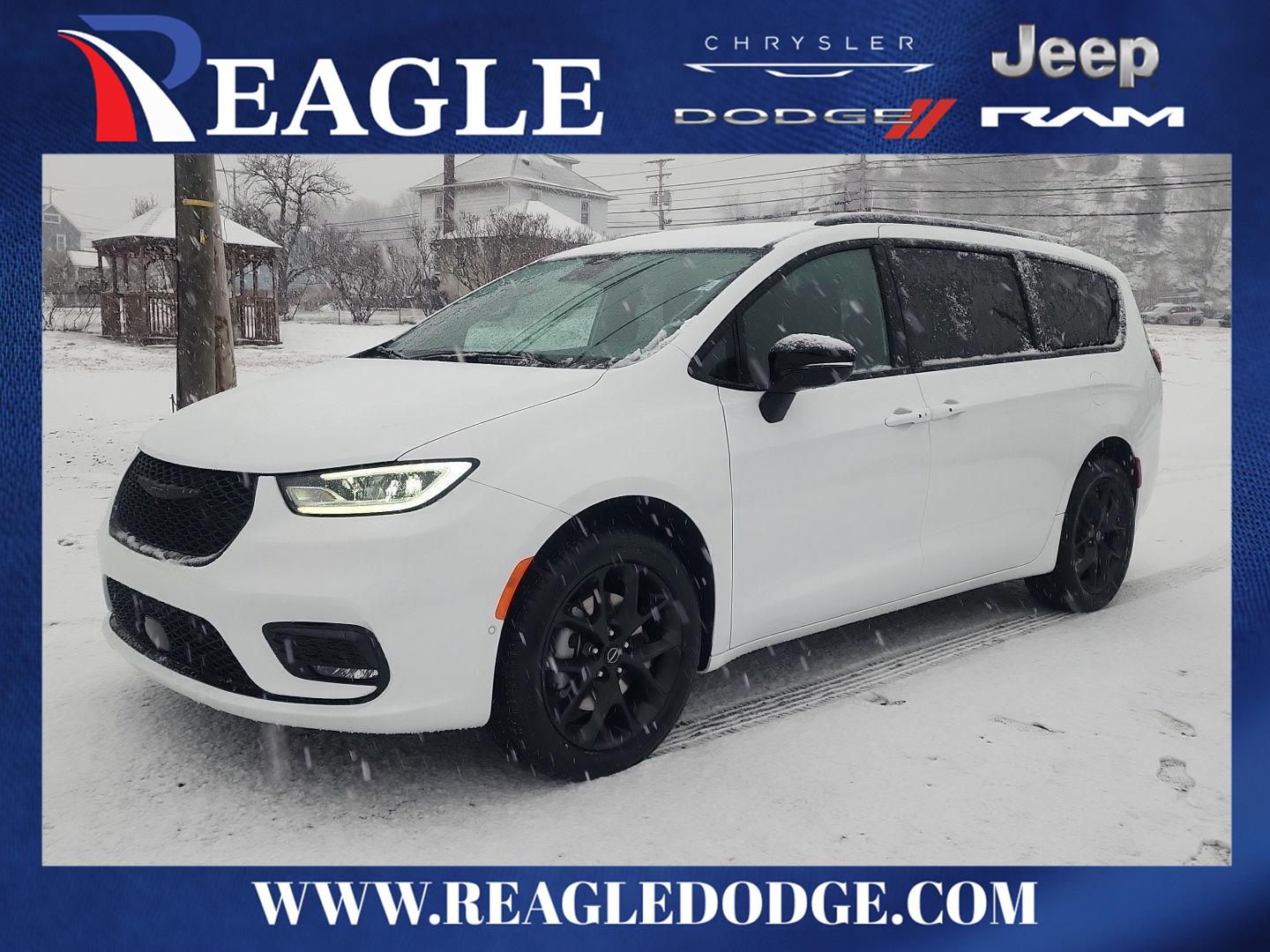 2026 Chrysler Pacifica Select's photo