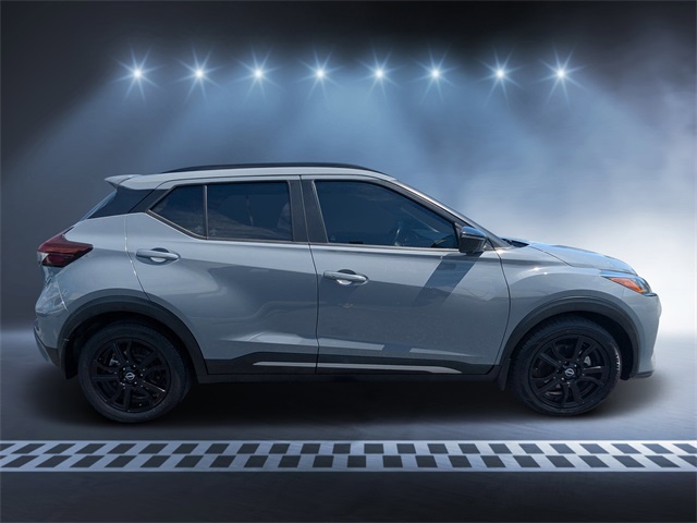 2022 Nissan Kicks SR photo 2