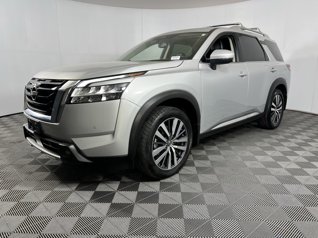 2022 Nissan Pathfinder Platinum photo 2