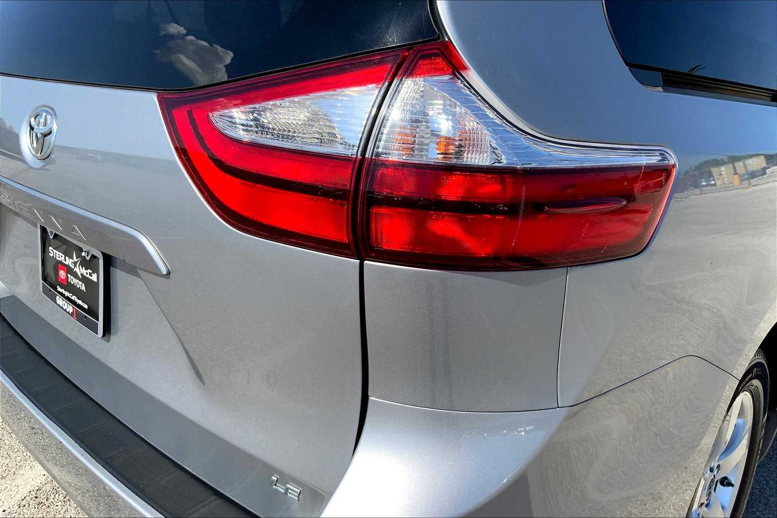 2017 Toyota Sienna LE photo 28