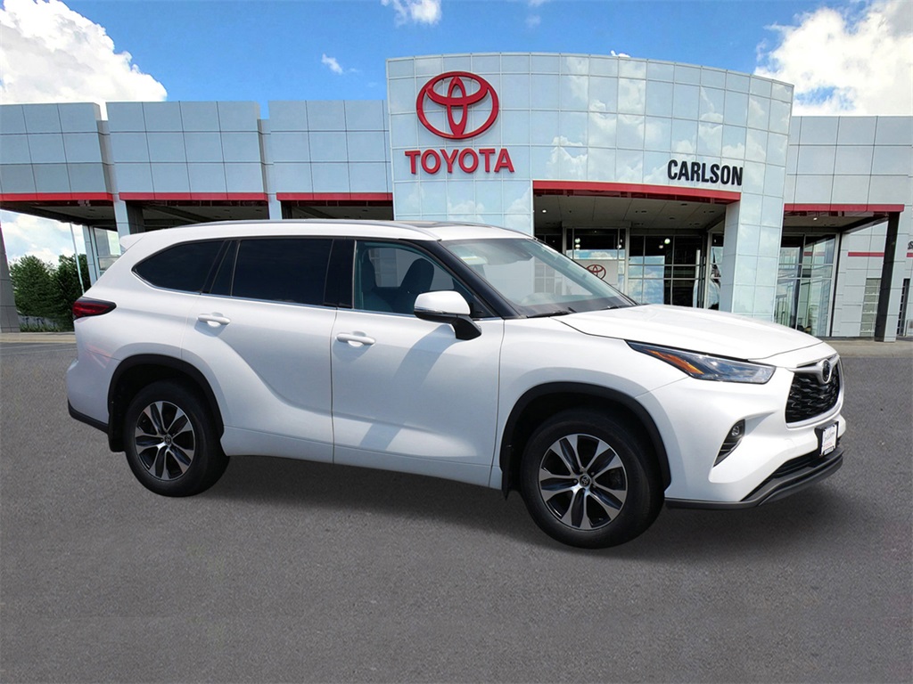 Used 2022 Toyota Highlander XLE with VIN 5TDHZRBH7NS211605 for sale in Minneapolis, Minnesota