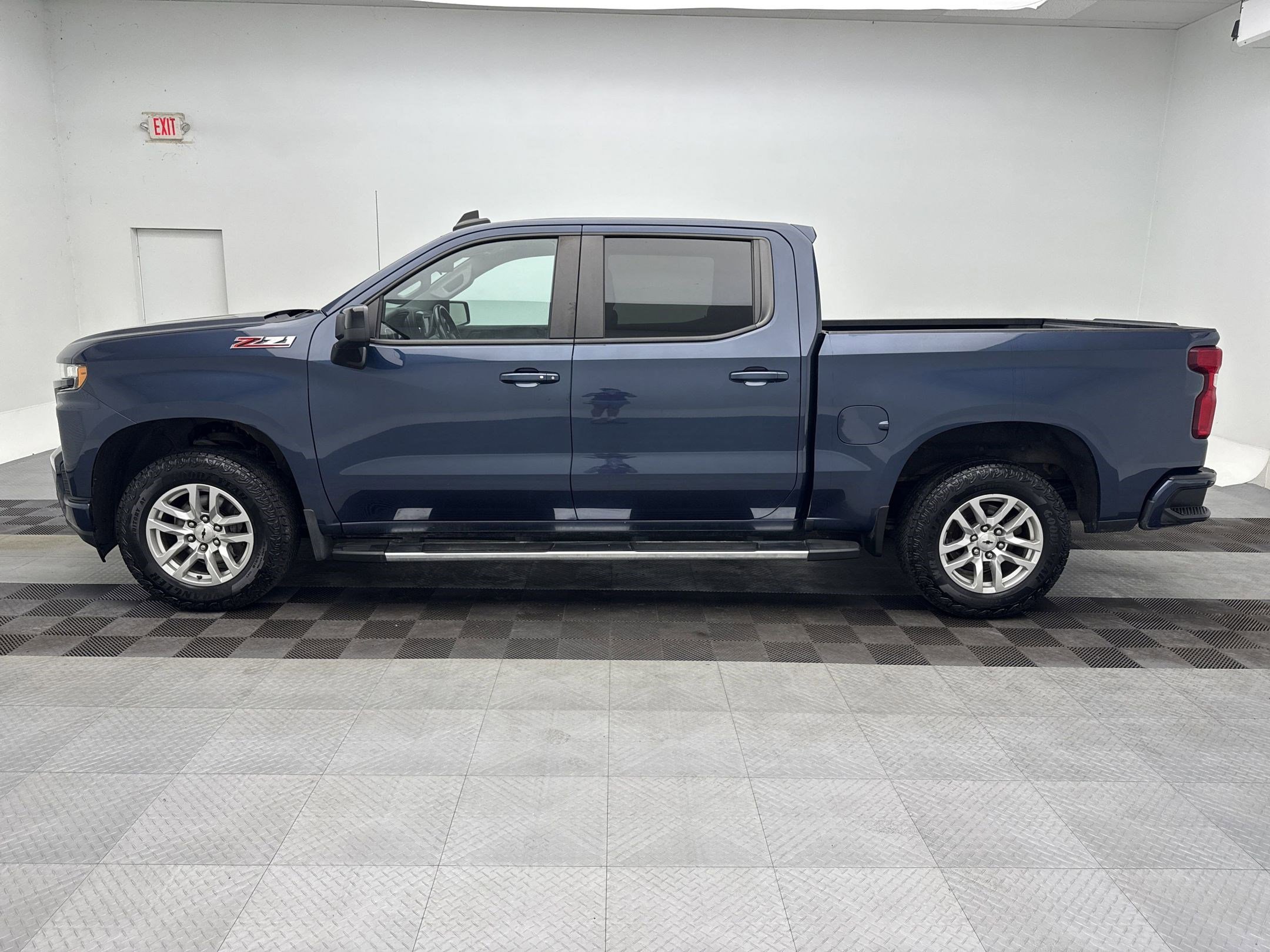 2020 Chevrolet Silverado RST photo 2