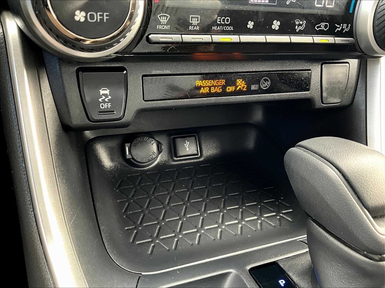 2021 Toyota RAV4 XLE photo 27