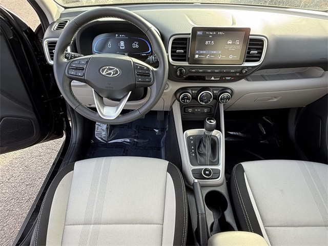 2025 Hyundai Venue SEL photo 16