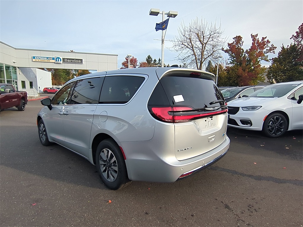 2026 Chrysler Pacifica Hybrid Limited photo 4
