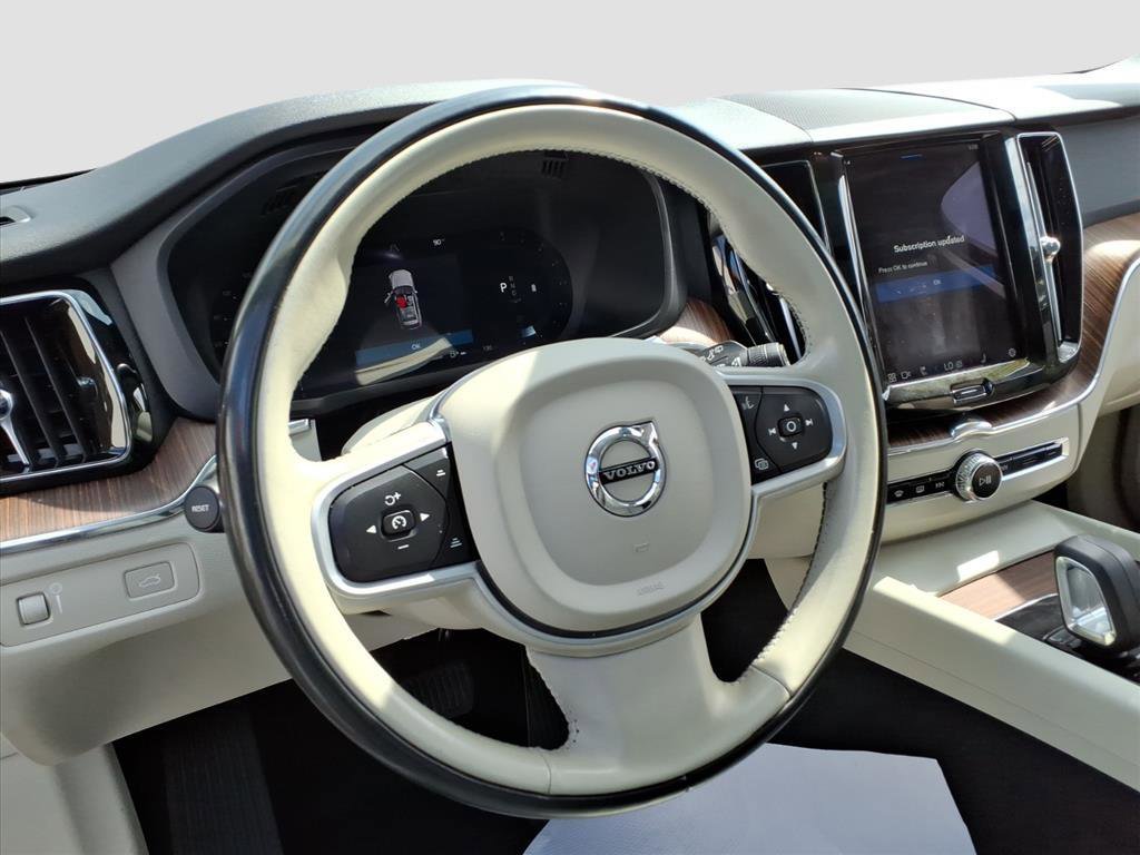 2022 Volvo XC60 B5 Momentum photo 12