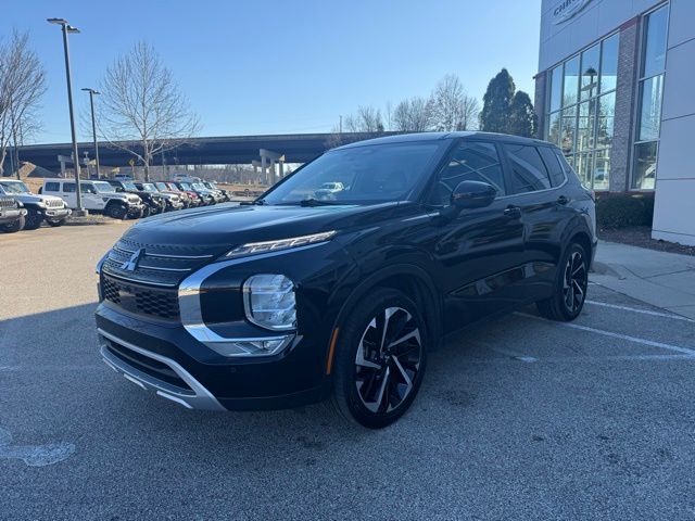 2024 Mitsubishi Outlander SE's photo