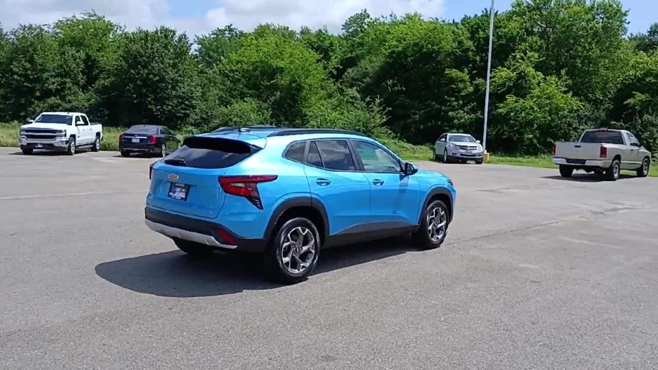 2025 Chevrolet Trax LT photo 8