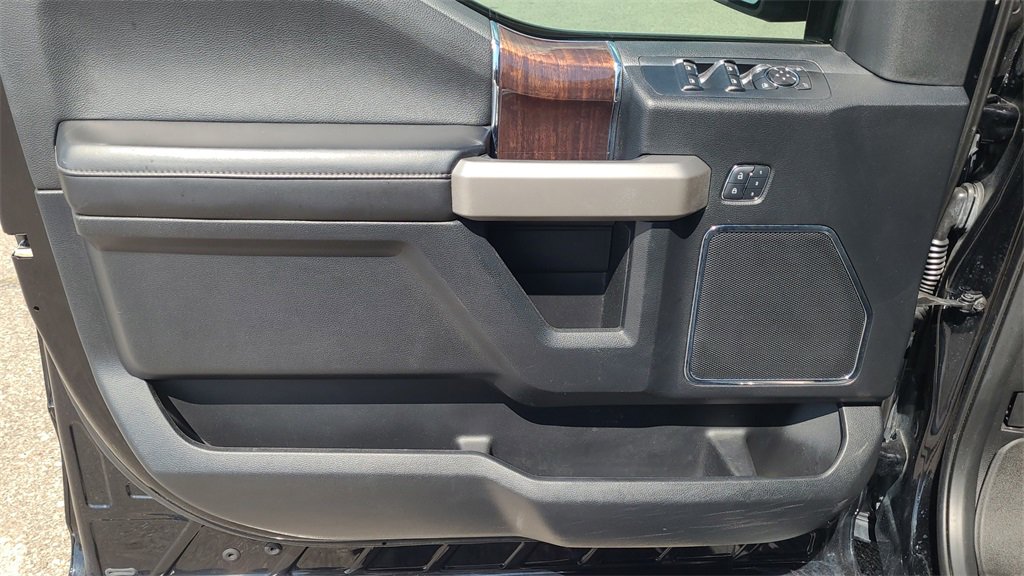 2017 Ford F-150 Platinum photo 16