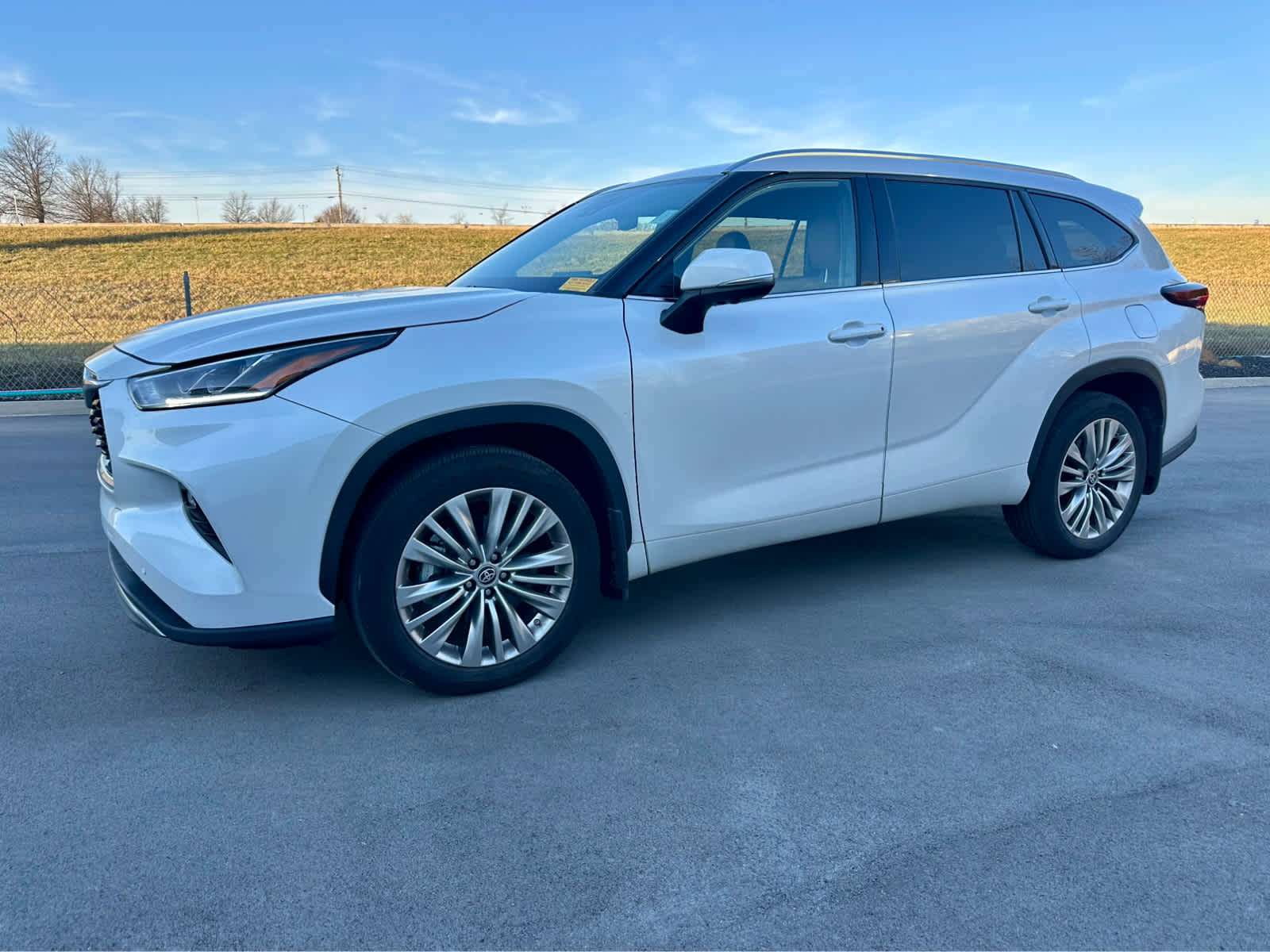 2024 Toyota Highlander Platinum's photo