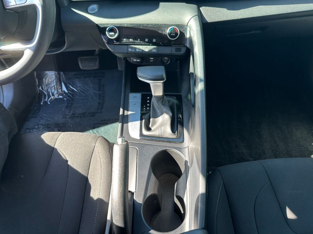 2023 Hyundai Elantra SEL photo 18