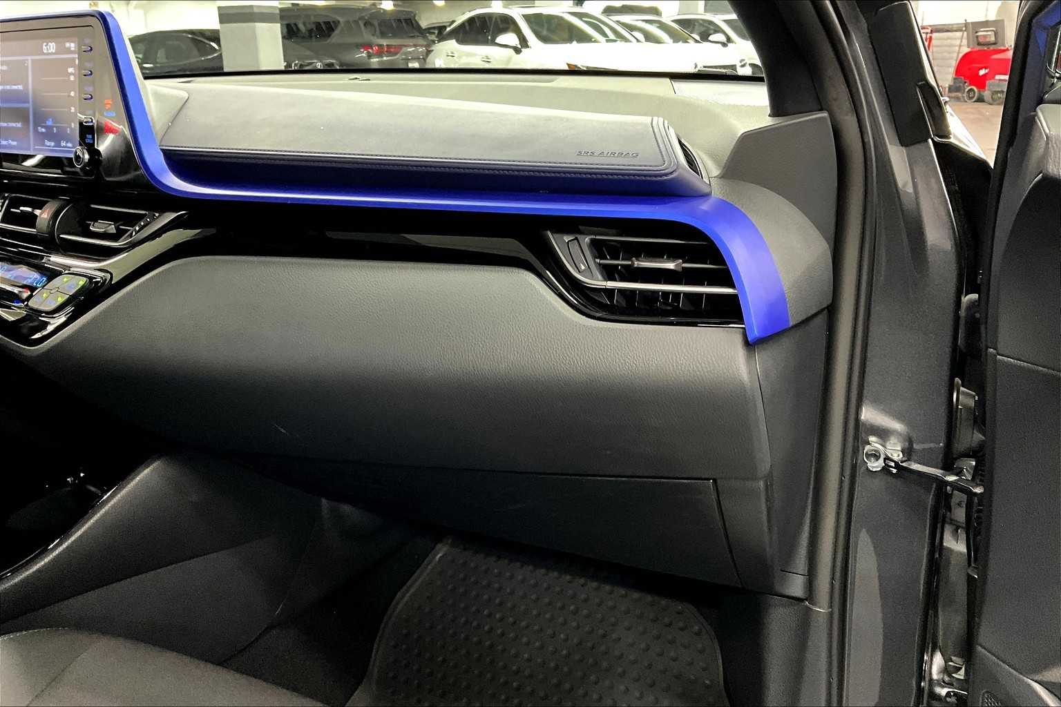 2022 Toyota C-HR XLE photo 18