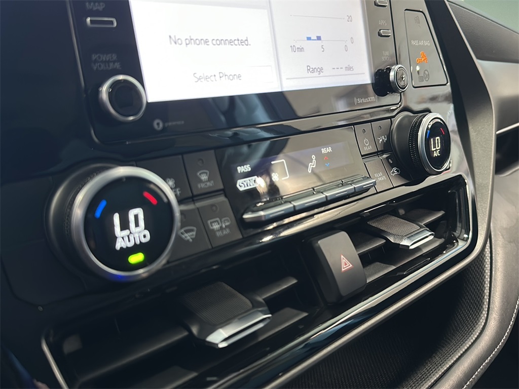 2021 Toyota Highlander L photo 13