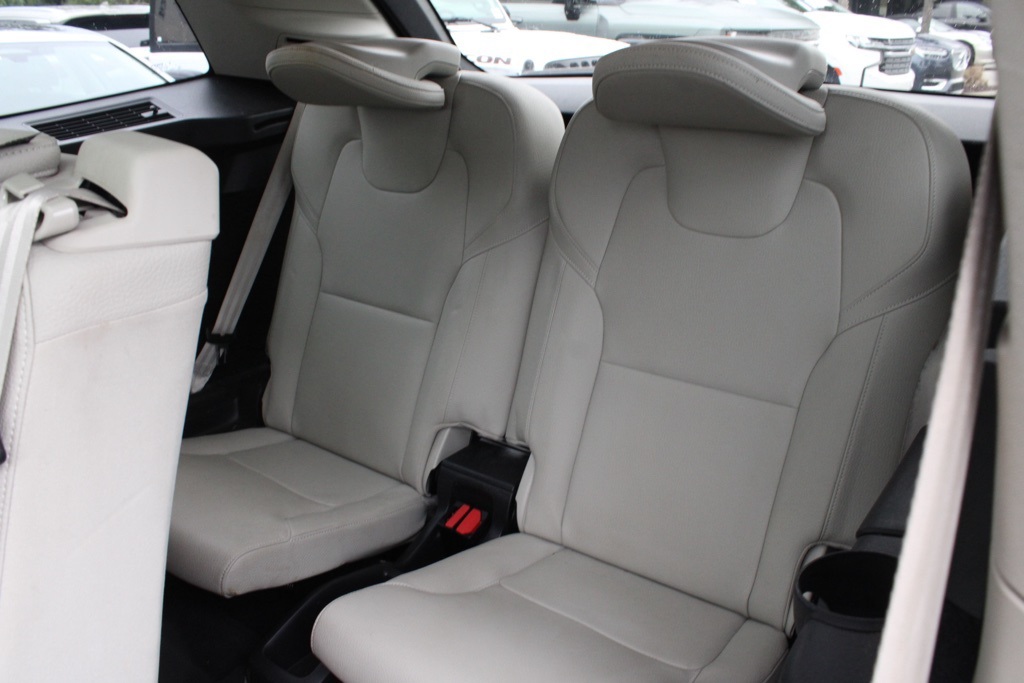 2020 Volvo XC90 T5 Momentum photo 25