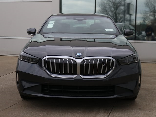 New 2024 Dark Graphite Metallic BMW eDrive40 image 2