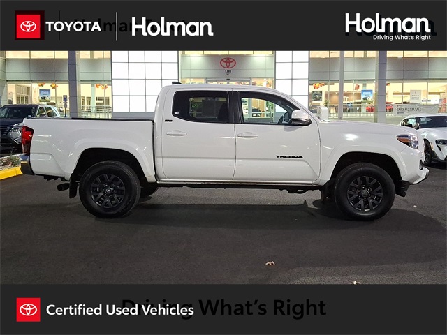 2022 Toyota Tacoma SR5's photo