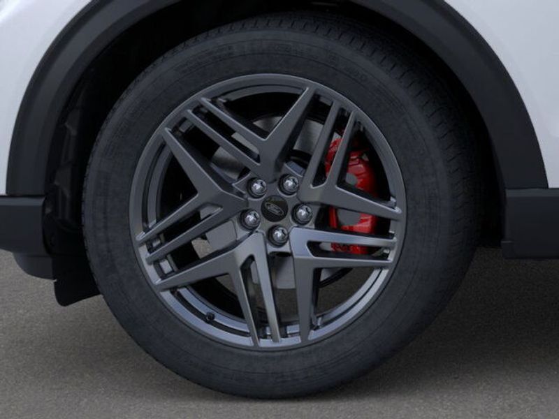 2025 Ford Explorer ST photo 15