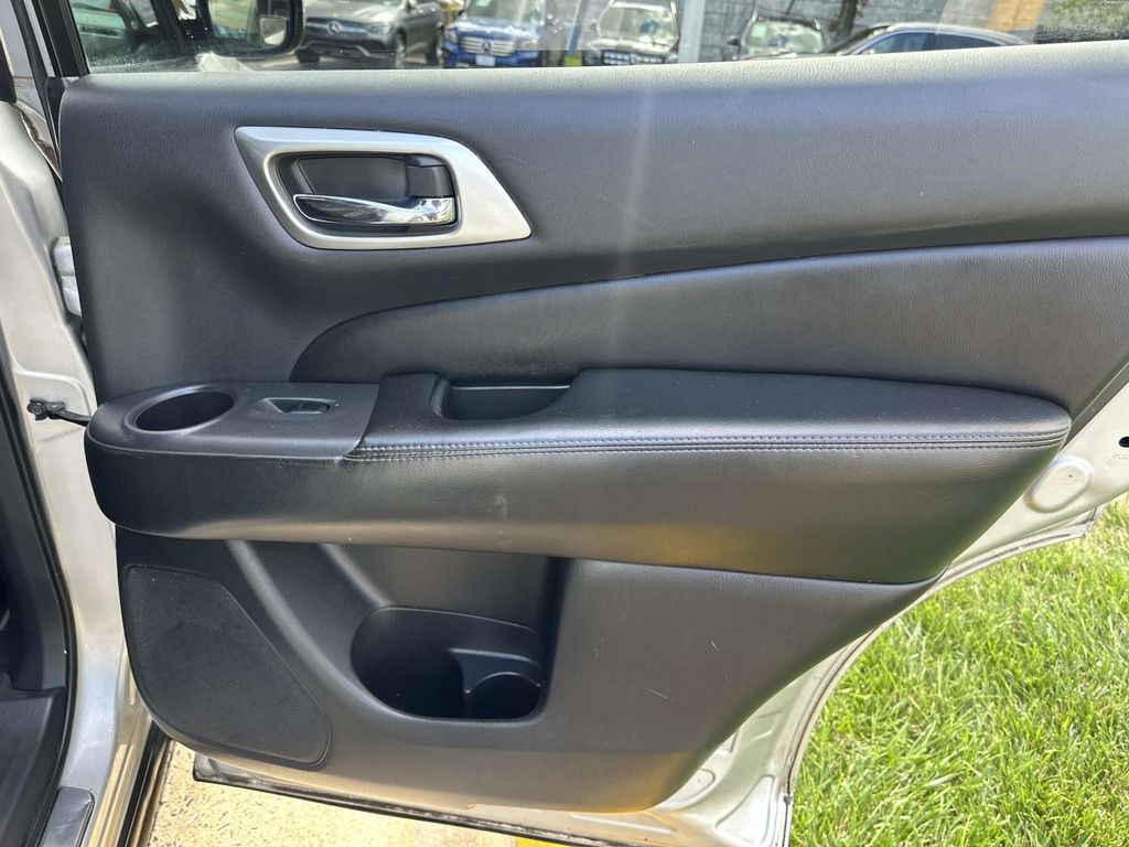 2014 Nissan Pathfinder Platinum photo 24