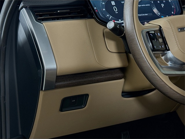 2025 Land Rover Range Rover SE photo 7
