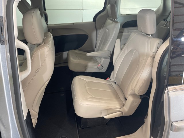 2019 Chrysler Pacifica Touring L photo 11