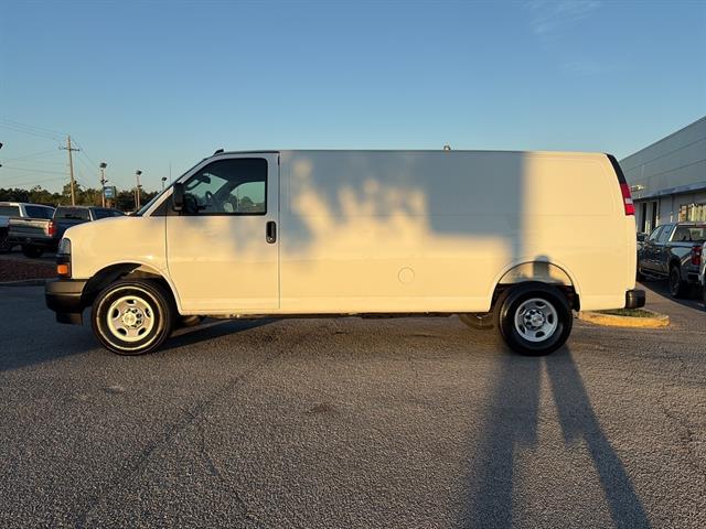 2025 Chevrolet Express Cargo 3500 photo 4