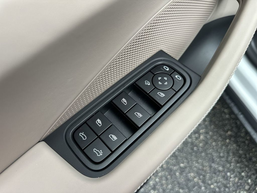 2025 Porsche Macan Electric 4 photo 17