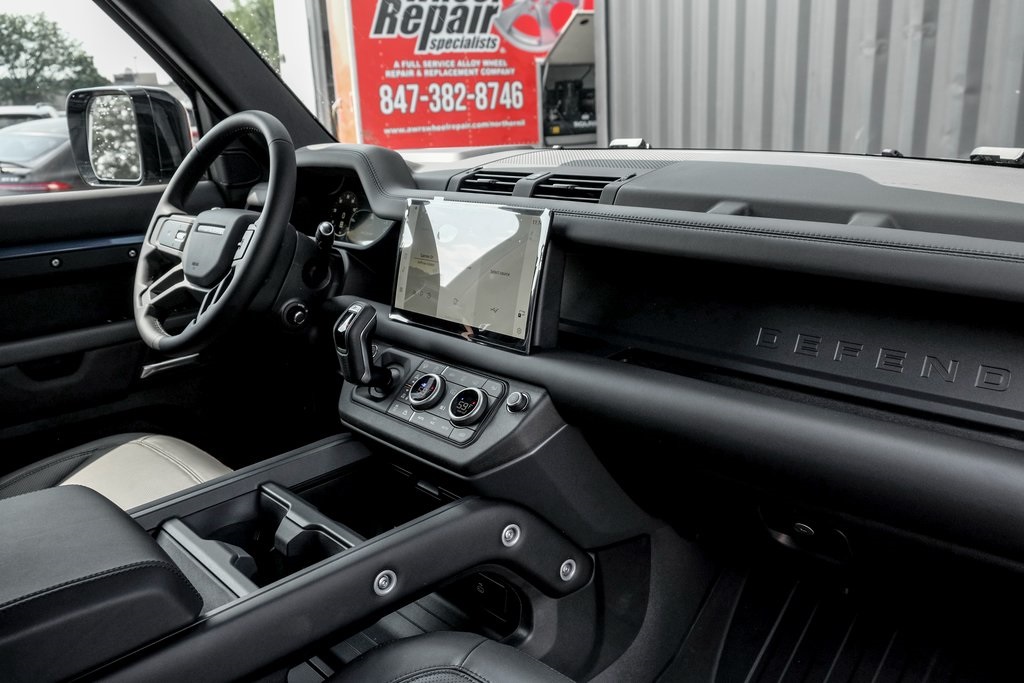 2025 Land Rover Defender 110 X-Dynamic SE photo 19