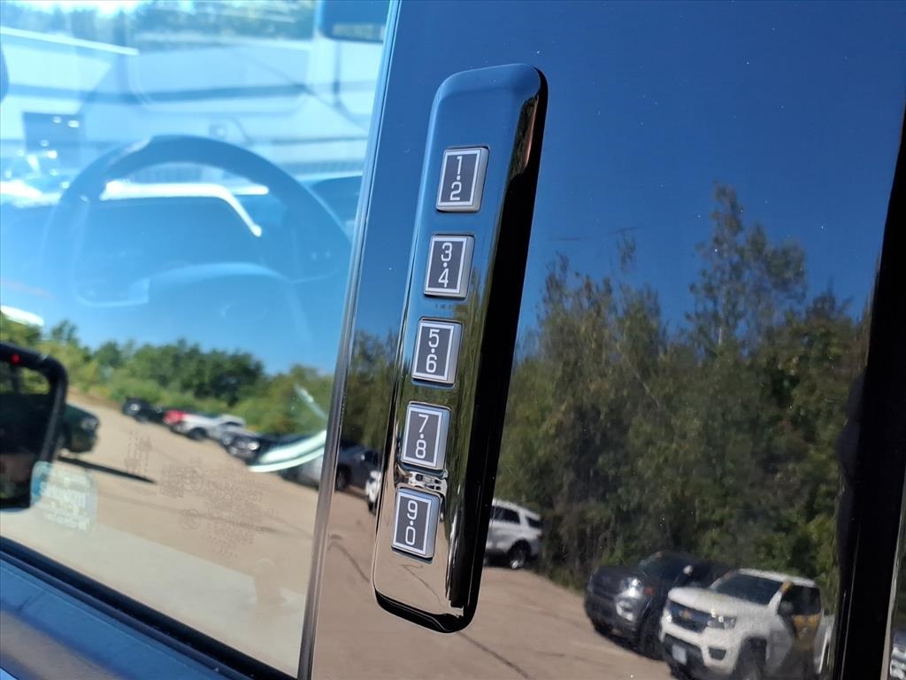 2023 Ford F-150 XLT photo 13