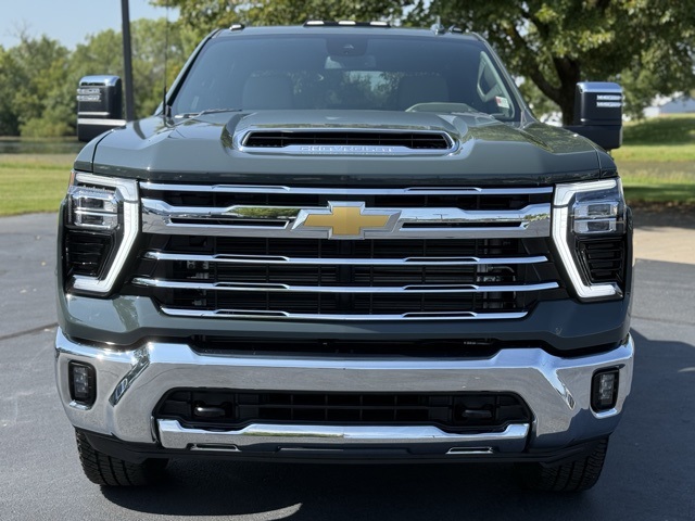 2025 Chevrolet Silverado 3500HD LTZ photo 2