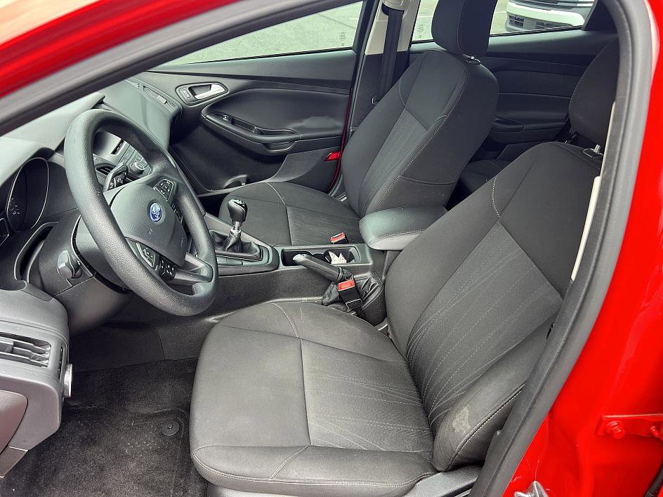 2017 Ford Focus SE photo 14