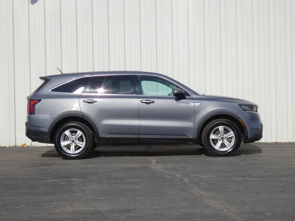 Used 2022 Kia Sorento LX with VIN 5XYRGDLC0NG081289 for sale in Kansas City