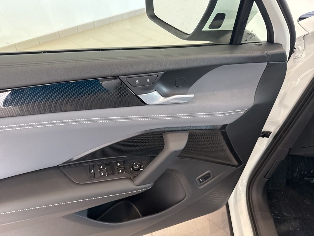 2025 Volkswagen Tiguan SE photo 18