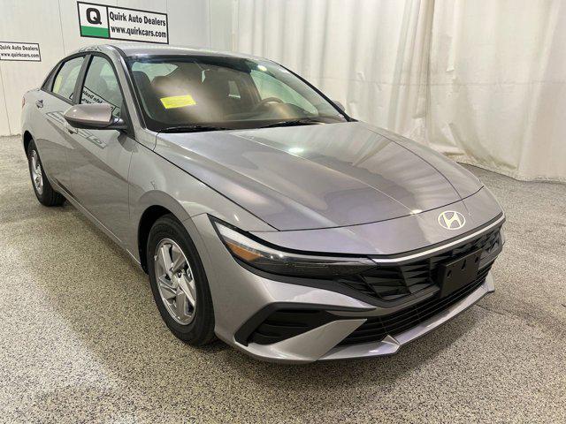 2025 Hyundai Elantra SE photo 2