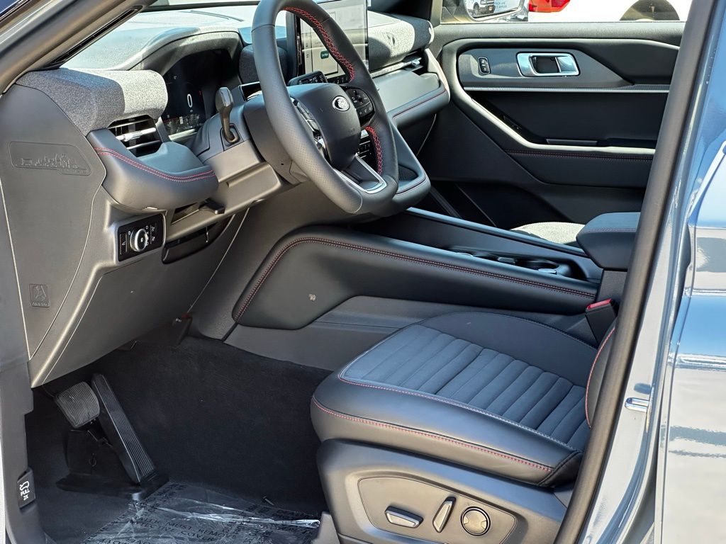 2025 Ford Explorer ST-Line photo 6