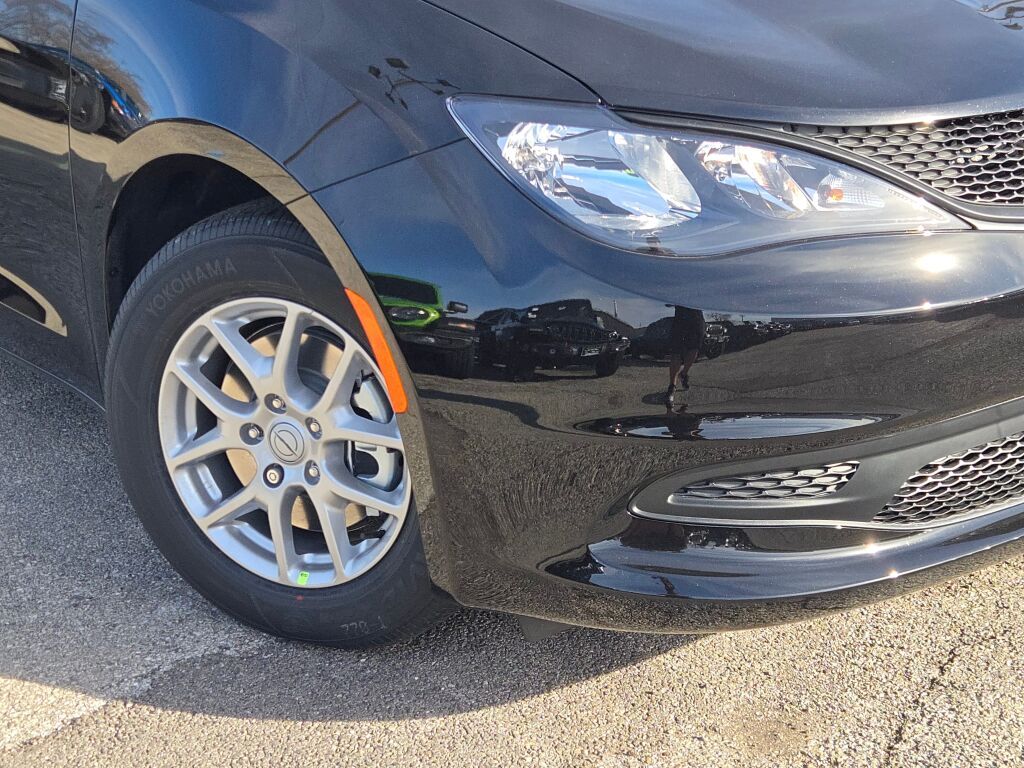 2026 Chrysler Voyager LX photo 3