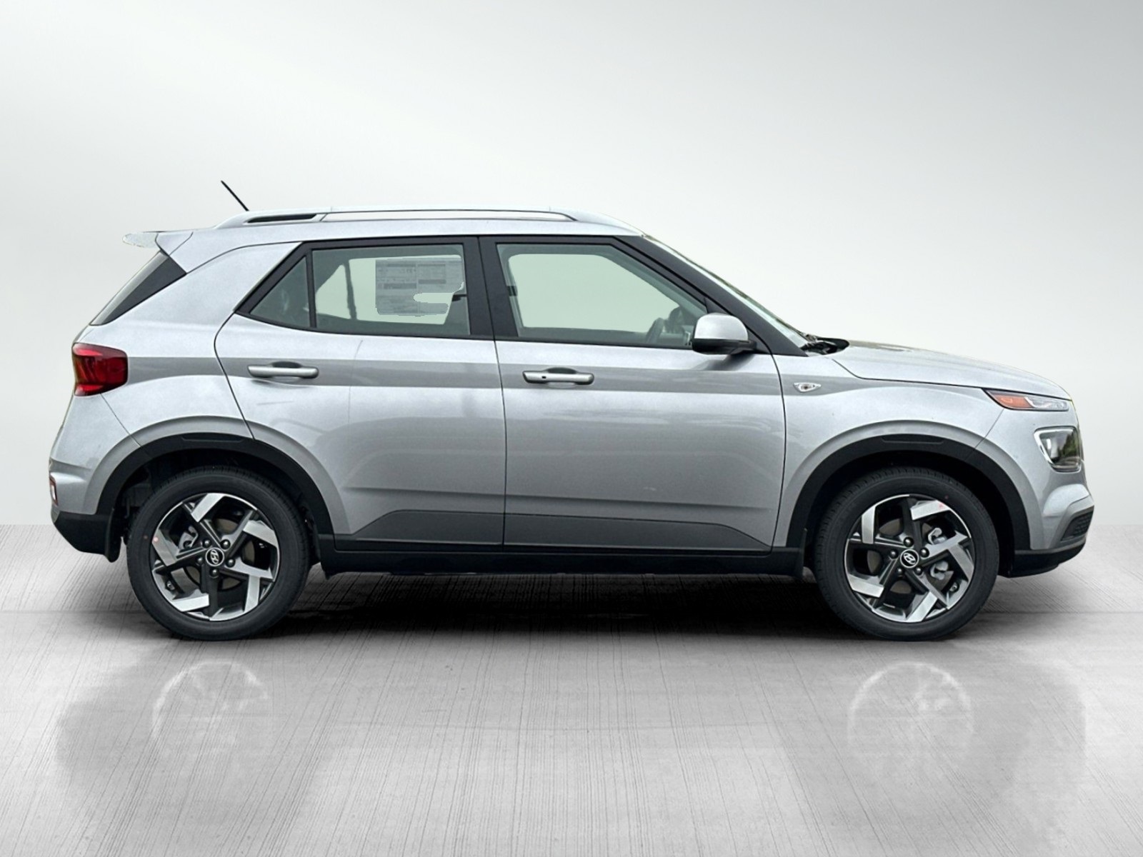 2025 Hyundai Venue SEL photo 2