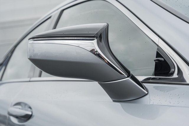 2022 Lexus ES 300h photo 10