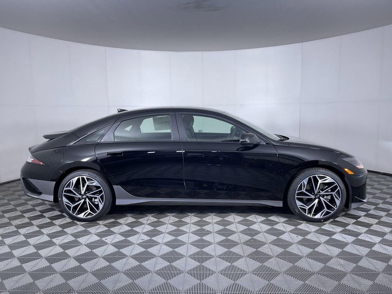 2025 Hyundai Ioniq 6 SEL photo 4