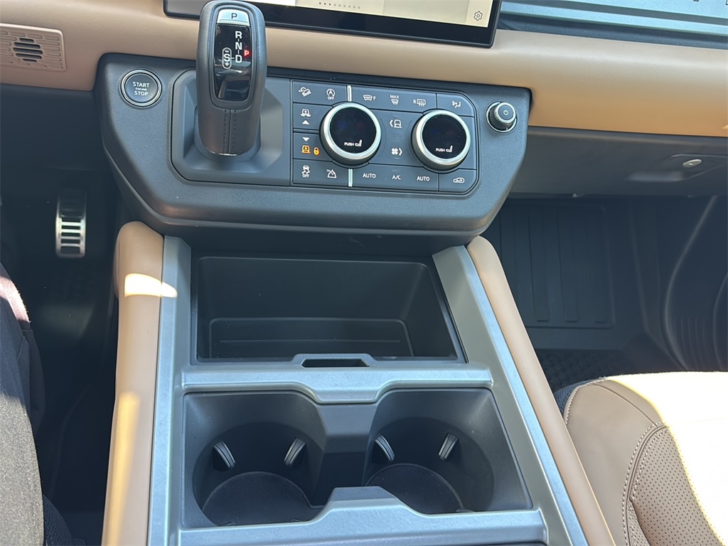 2025 Land Rover Defender 110 V8 photo 15
