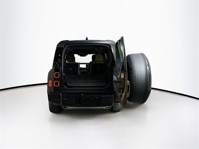 2025 Land Rover Defender 130 X-Dynamic SE photo 35