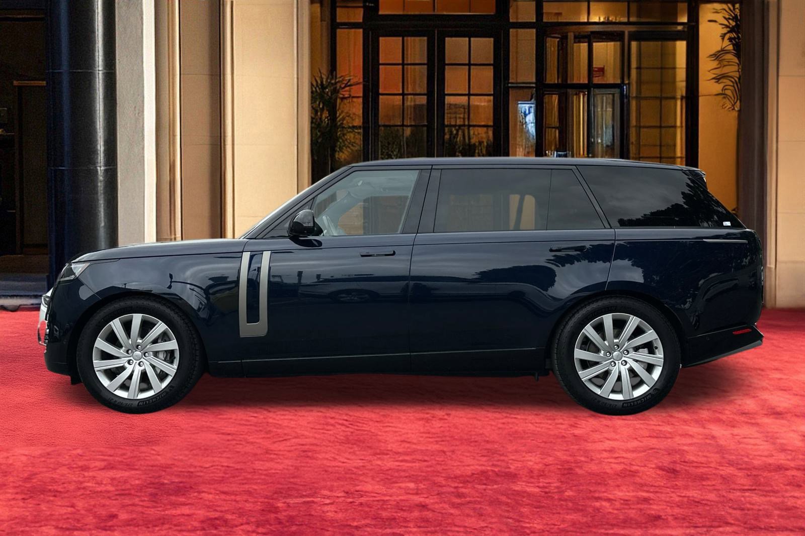 2023 Land Rover Range Rover SE photo 2