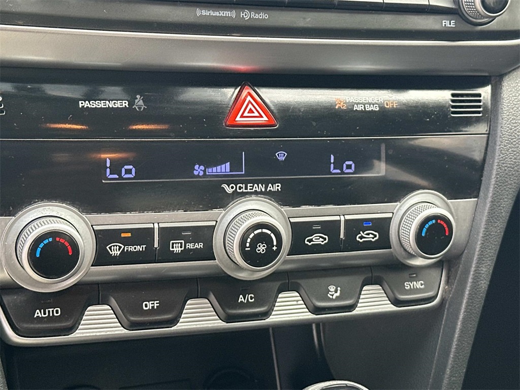 2020 Hyundai Elantra SEL photo 17