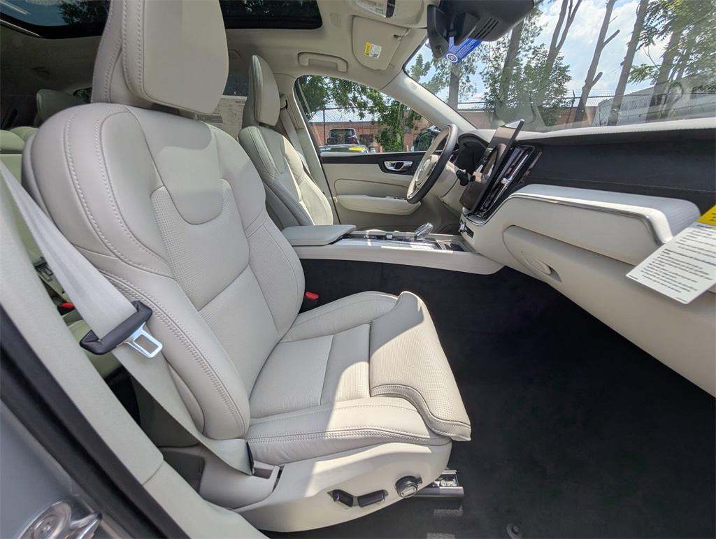 2026 Volvo XC60 B5 photo 2
