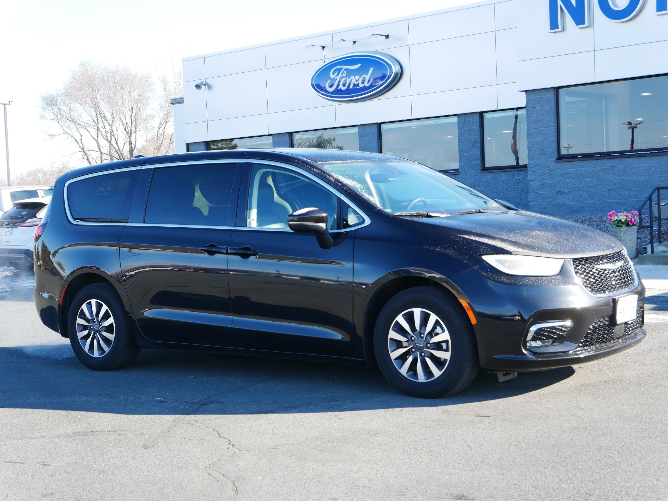 2023 Chrysler Pacifica Hybrid Touring L photo 2